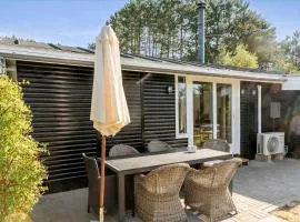 Cottage Idyll Close To Water And Forest