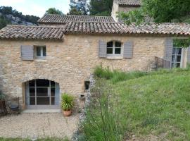 Independent Wing Of A Farmhouse In The Luberon, hotel in Ménerbes
