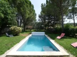 A pretty family house located in a tranquil area with a pretty view of the Luberon range.