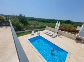 Villa FARO - new house, near beaches, heated pool, playroom, bbq, Salvore - Istria, отель в городе Башания