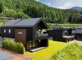 Stunning Lakefront Apartment with Panoramic Views, hotell i Hafslo