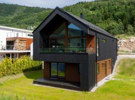 Modern Gem by Beautiful Lake Hafslovatnet, pet-friendly hotel in Hafslo