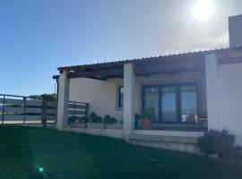 Fish & Go -Lovely cottage in gated Estate on river, hotel v destinaci Witsand