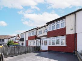 Spacious 3-Bed Home with Garden: Edmonton şehrinde bir otel