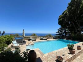 Historic Corsican Apartment With Sea Views In Bastia, hotel v destinaci Bastia