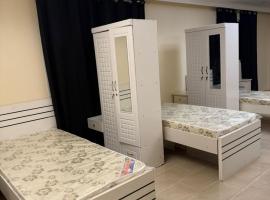 EXECUTIVE FEMALE SHARING BED SPACE near BUS STOP & CORNICHE、シャルジャのホームステイ