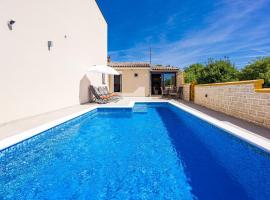 Holiday Home Mario, hotel a prop de Aeroport de Pula, 
