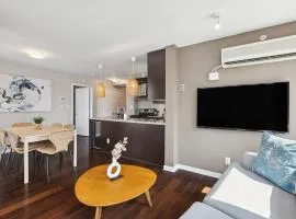 Spacious 4BR Waterview Condo with Pool near Rogers Arena for 9