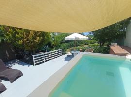 Wooden Summer House, hotel din Mantoúkion