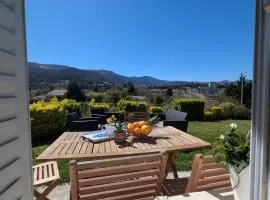 Le Jardin Secret, Vue sur le château & Parking