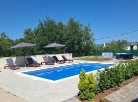 Holiday house Elizabeta near Imotski, private pool โรงแรมในGrubine