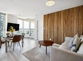 Cityview Condo with Pool and Workspace near Rogers Arena for 7