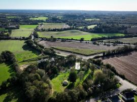 Camping éco-touristique et tiers-lieu apprenant - KERBOUZIER, hotel v destinaci Melgven