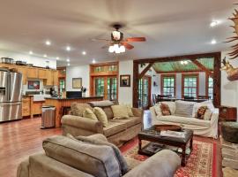 Spacious Vermont Mountain Retreat - 4BR,4BA - Near Skiing & Hiking - Perfect for Groups, hotel di Stockbridge