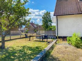 Awesome Apartment In Fårbo With Wifi, hotel di Fårbo