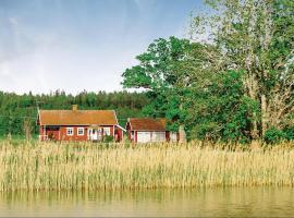 2 Bedroom Cozy Home In Lyrestad, hotel din Lyrestad