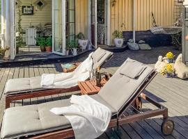 Cozy Home In Skutsk&auml;r With Sauna, hotel met zwembaden in Skutsk&auml;r