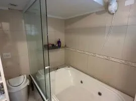 Apartamento com Hidromassagem próximo a praia da enseada