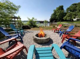 Breathtaking Cottage with Fire Pit and Amazing Views in Mooresville, North Carolina, holiday home in Mooresville