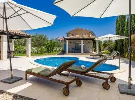 Villa Luka in Fažana with pool & playground only 600 meter from the beach