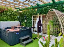 FINN VILLAGE - Loch Lomond Villa - THE JUNGLE ROOM with a PRIVATE HOT TUB