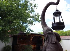 Holdvirág Vendégház, hotel with hot tubs in Jánoshalma