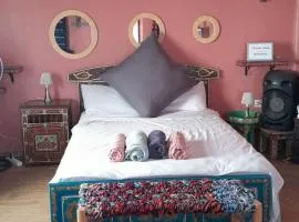 Dar Sam - Red Room
