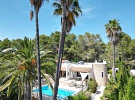 private Villa mit eigenem Pool unter Palmen, hotel in Cala Llenya