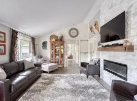 Mt Hood Village Condo - Cozy Retreat with Fireplace