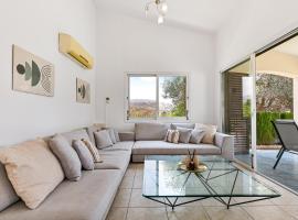 Coral Bay Avenue Villa by Vichy Holidays, chalet di Paphos