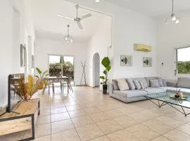 Coral Bay Avenue Villa by Vichy Holidays