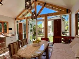 Casita Amarillo Sol con Casa de Te, Pileta y Parrilla