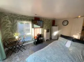 Studio-Sleeps 2 free parking-garden-near shops