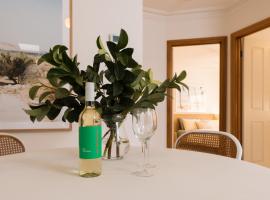 Cool beachside apartment on Jetty Road Brighton, hotel in Brighton