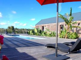 La Case des Cara&iuml;bes, отель с бассейном в городе Ле-Гозье