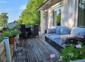 Charming 2-Bedroom Cabin in Båstad, hotel v destinaci Båstad