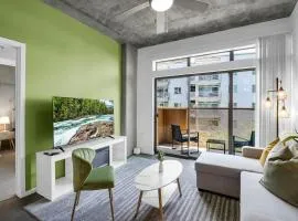 Centric 2BR In HEART of DTPHX Free Garage Parking