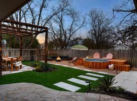 Close to Main Hot tub Cowboy Pool Fire Pit，位于弗雷德里克斯堡的酒店