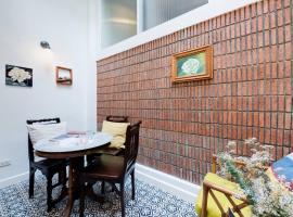 Non Inn The Post Spacious King Room with Sofa Bed and Living Area near Riverside and ICONSIAM, hotel in Bang Rak