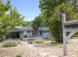5 BR lakefront home with swim dock bunk room High Speed WiFi