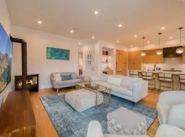 Twilight Run at Palisades by Tahoe Getaways - Pet-Friendly 3BR w EV Charger & Ski Shuttle