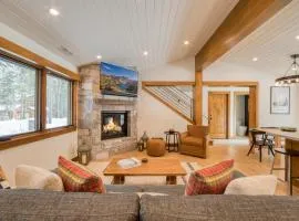 Splendid at Chamberlands by Tahoe Getaways - Chamberlands HOA, Private Hot Tub & Walk to Lake Tahoe