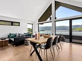 Top-Floor Lakefront Apartment near Ski Resort