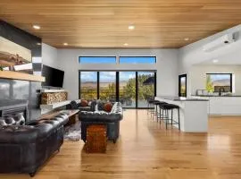 Stunning Views - High End 4BR Home with Hot Tub and Sauna
