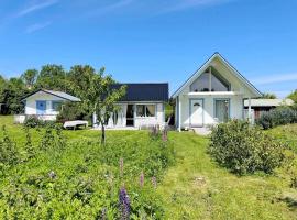 Charming Garden Cottage in Levide，位于Hemse的酒店