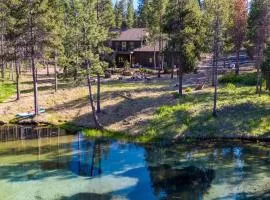 Spring River Retreat Waterfront Luxury w Hot Tub Game Room Near Bend