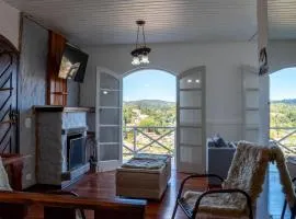 Casa com lareira, Wi-Fi e varanda com vista