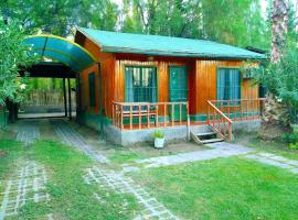 Complejo Valentin，Ull&uacute;n的附設泳池的飯店