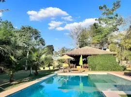 Conforto e piscina no Centro de Bonito