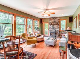 Peaceful Countryside Retreat with Yard in Frenchtown, hotel v destinaci Frenchtown